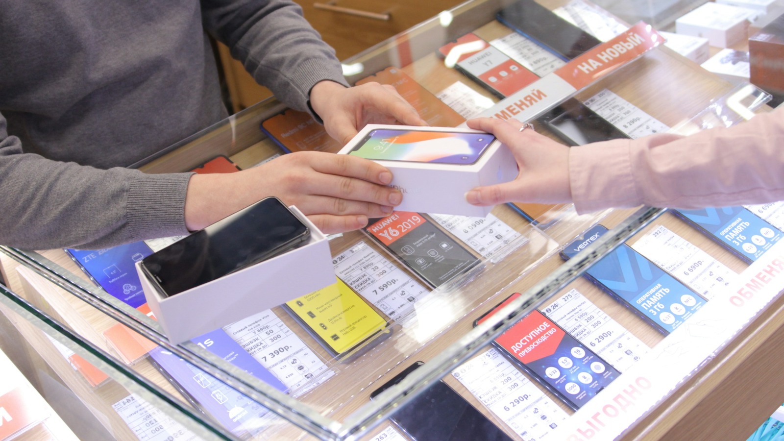 Фото новости: "Китайские производители смартфонов предупредили российских ритейлеров о повышении цен до 30%"