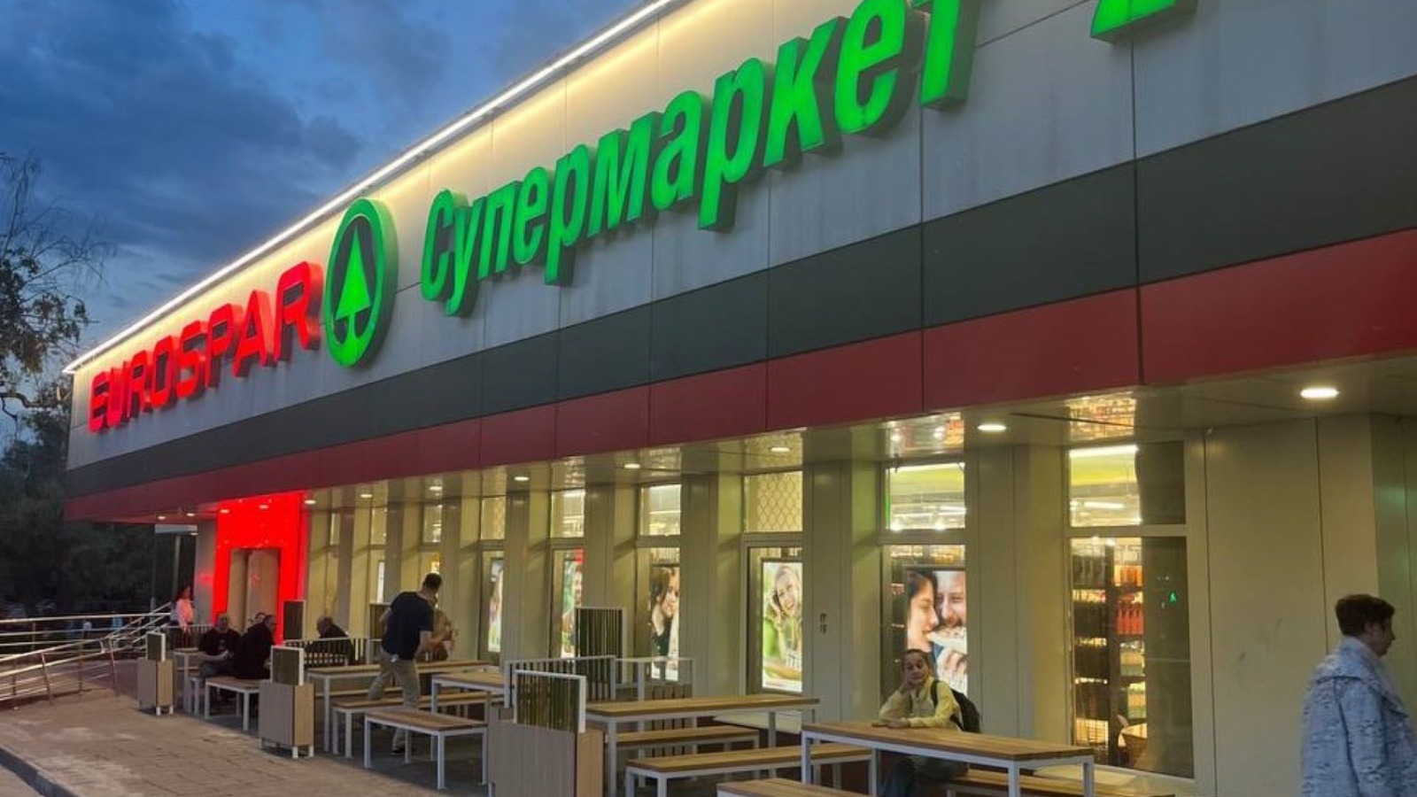 Фото новости: "У магазинов Eurospar в Москве появились летние кафе"
