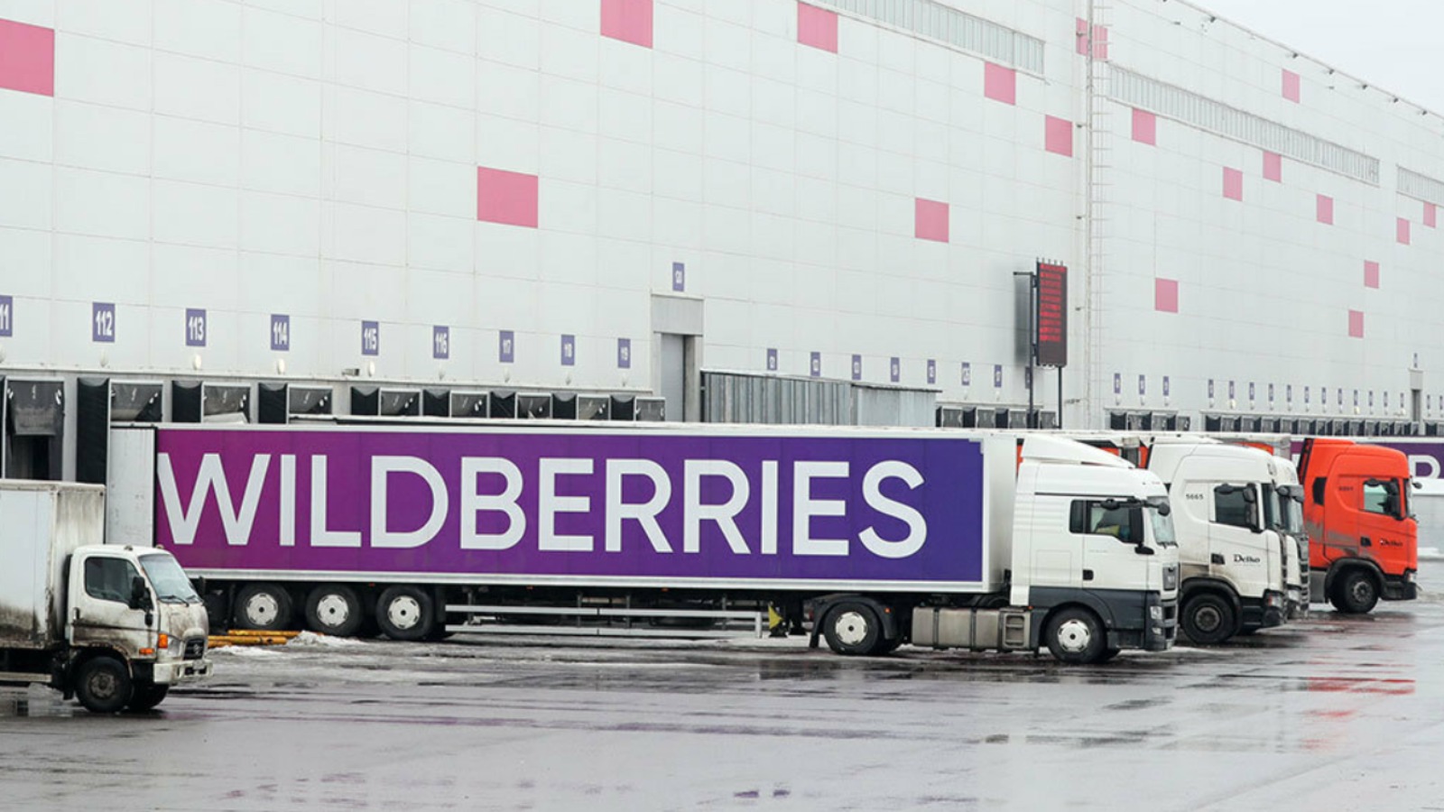 Фото новости: "Пожар после атаки на склад Wildberries во Владимирской области локализован"