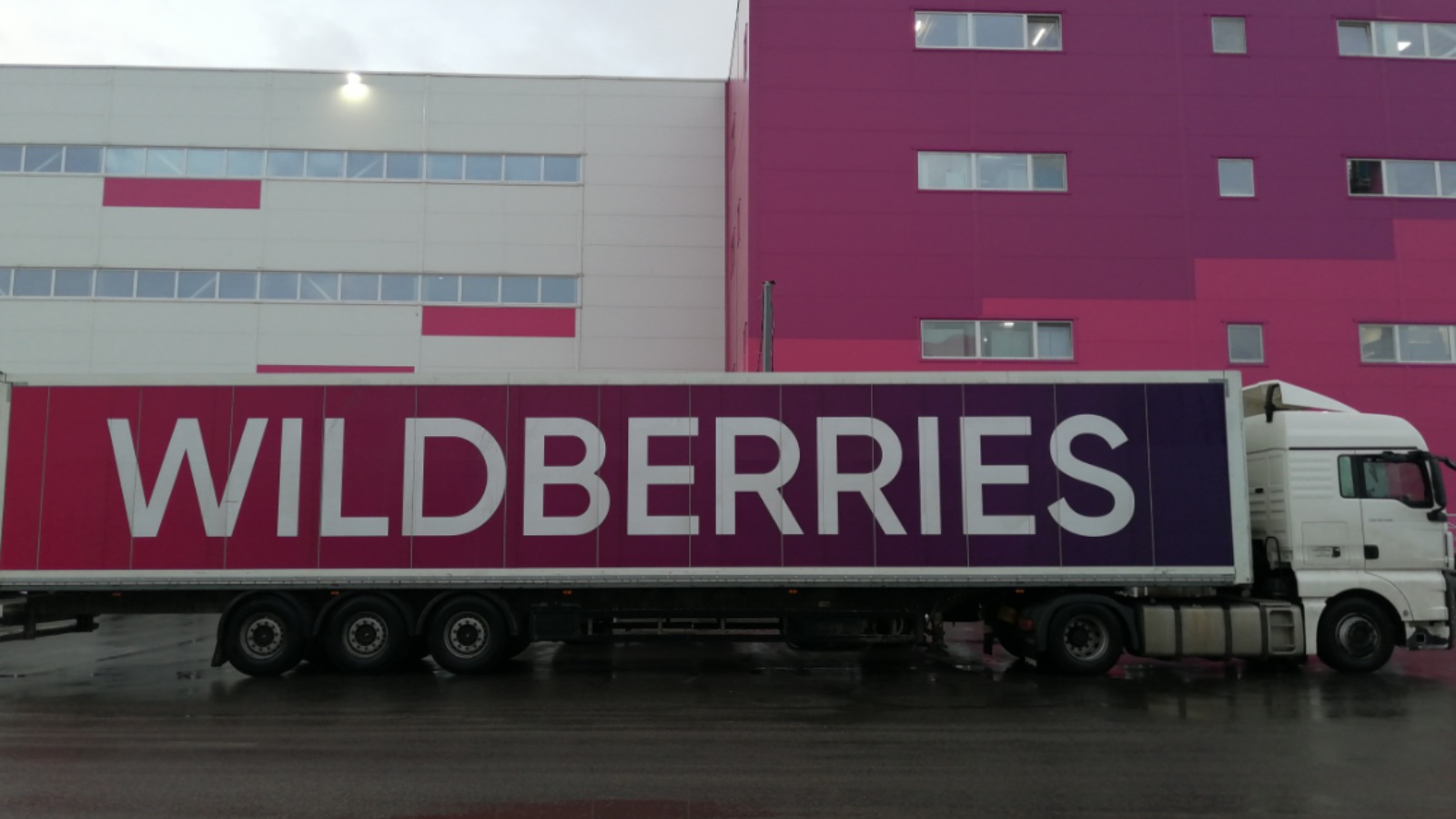Фото новости: "Бизнес попросил отсрочку по налогам из-за атак на склады Wildberries"