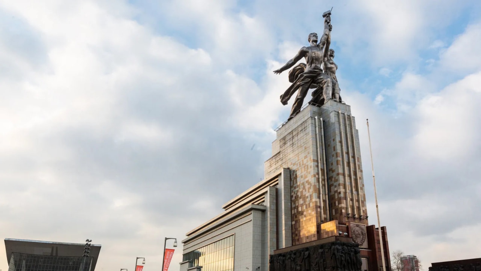 Фото новости: "«Чистая линия» вступила в спор с правнучкой автора скульптуры «Рабочий и колхозница» из-за товарных знаков мороженого"