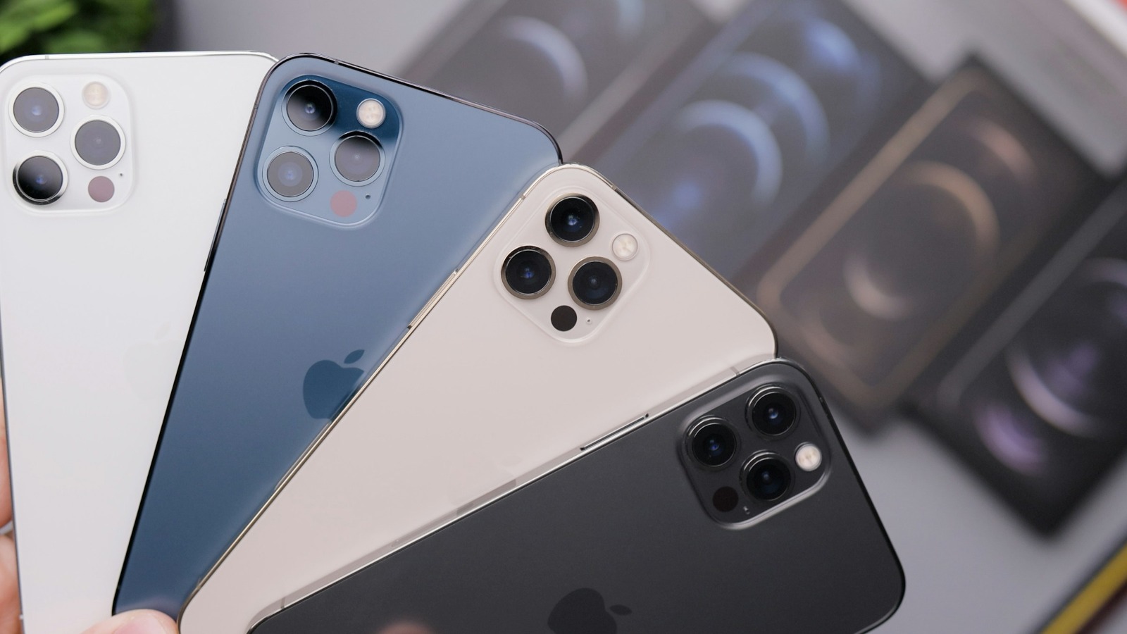 Фото новости: "Apple впервые утратила лидерство в России по продажам смартфонов в деньгах"
