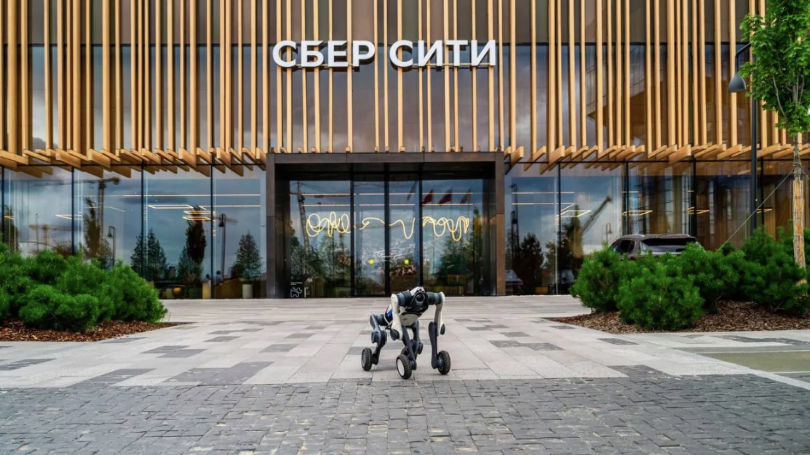 Фото новости: "«Сбер» готовится запустить доставку товаров с помощью роботов-собак"