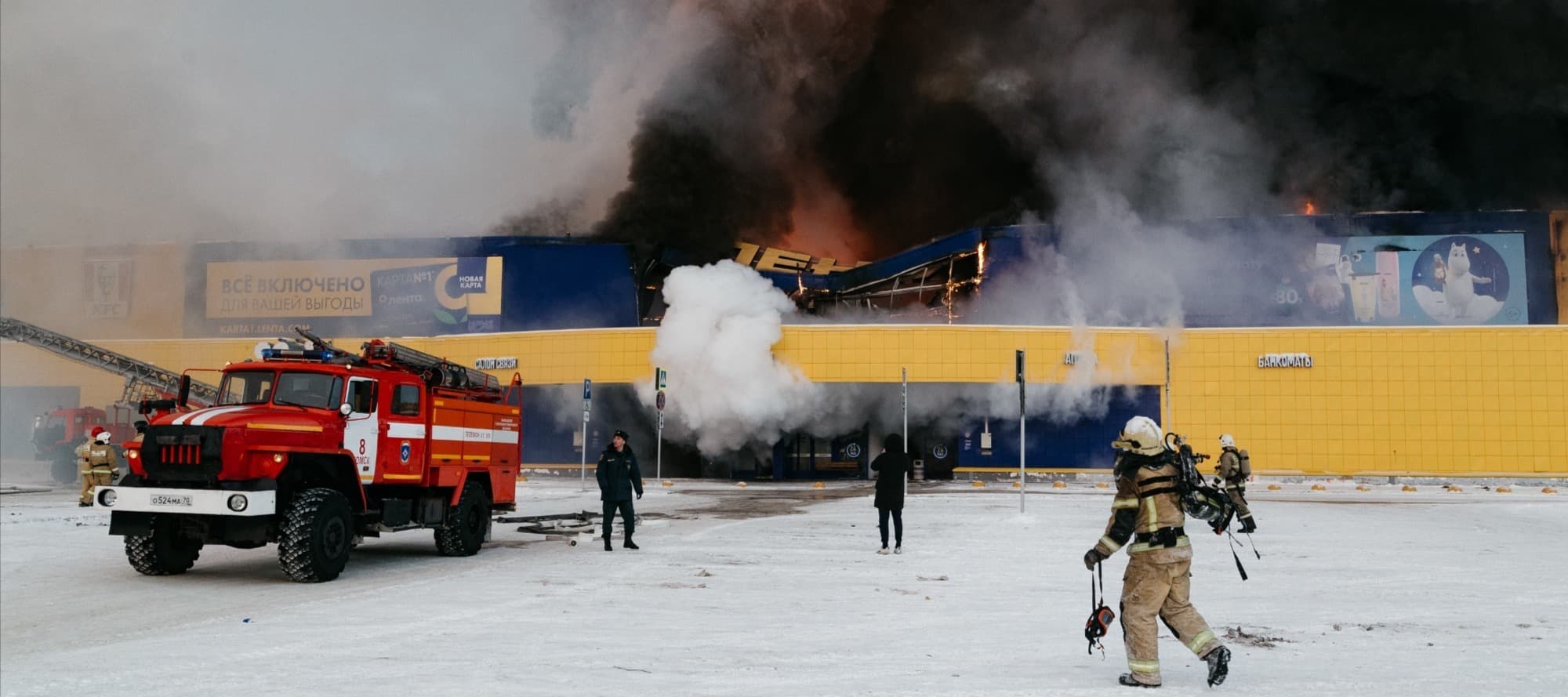 Фото новости: "Открытый огонь в томской «Ленте» потушен"