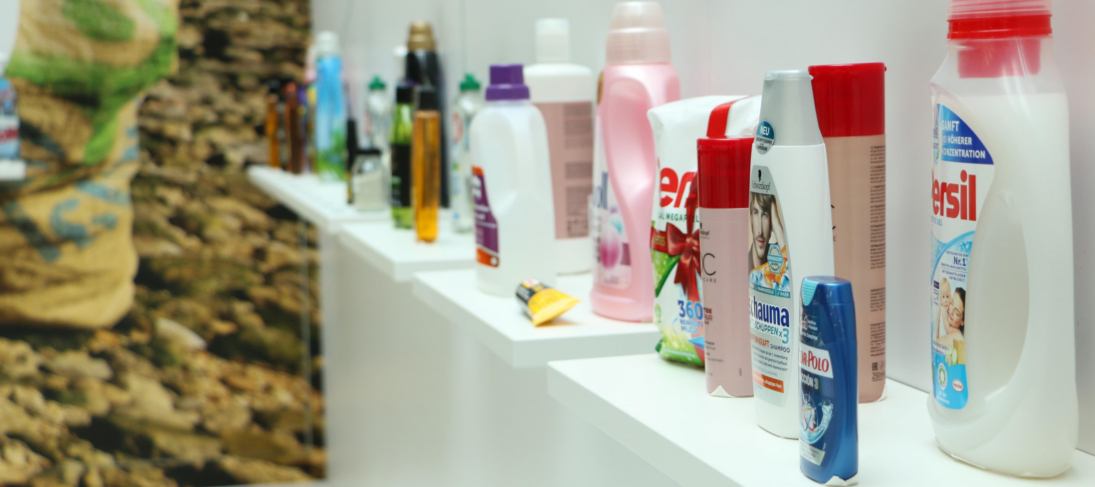 Фото новости: "Производитель клея «Момент» и порошка Persil уйдет из России не раньше конца года"