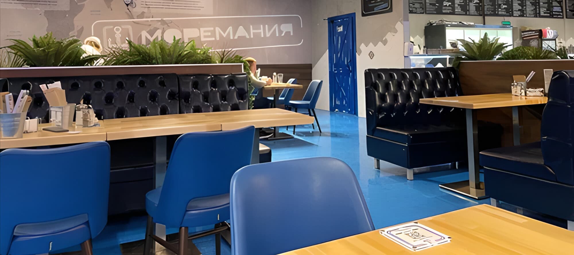 Фото новости: "Ресторан «Моремания» в центре Москвы закрыли после отравления посетителя"