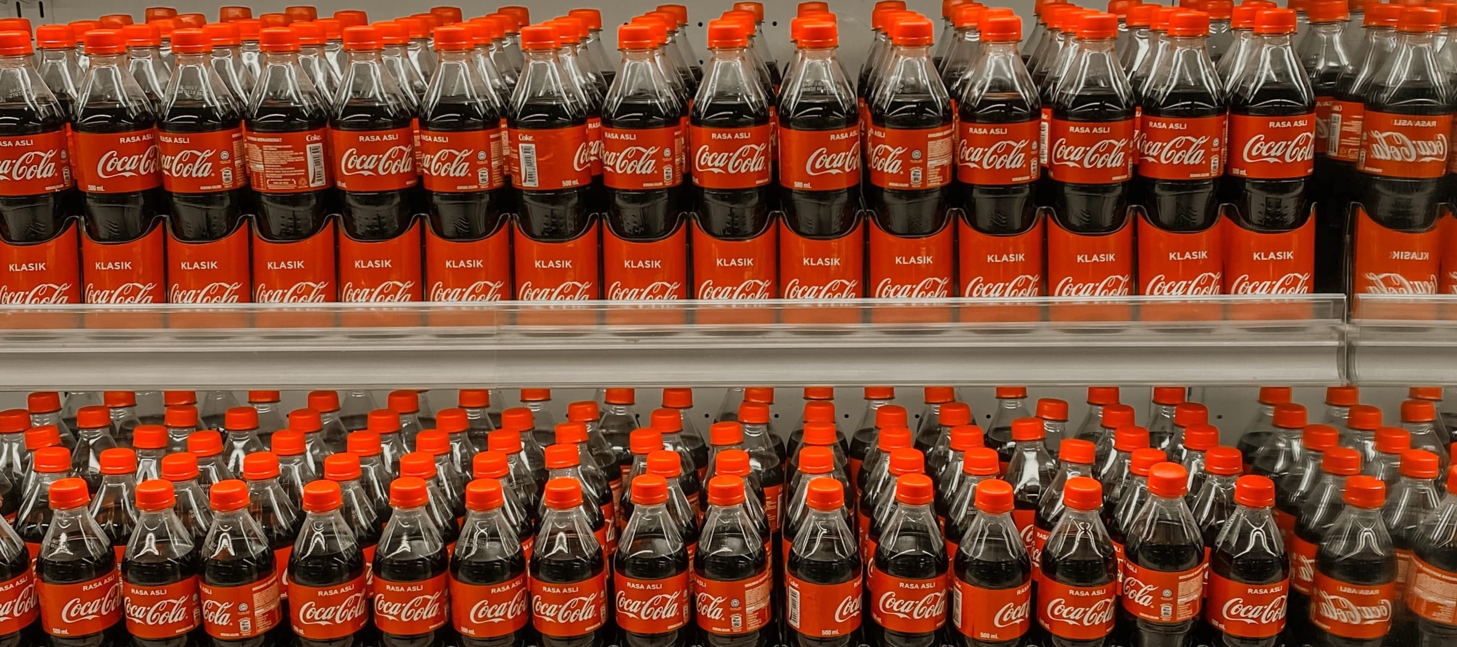 Фото новости: "Магазины Москвы начали продавать Coca-Cola с похожей на оригинальную этикеткой"
