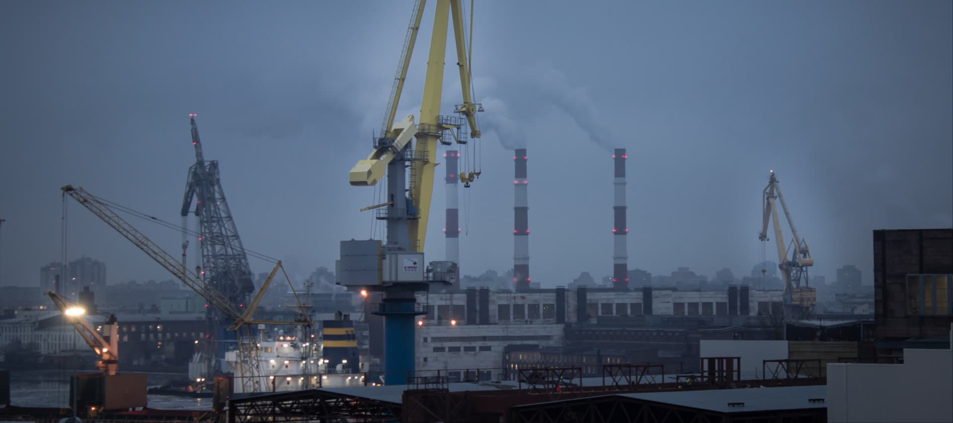 Фото новости: "Bloomberg: трафик контейнеровозов через российские порты вырос"