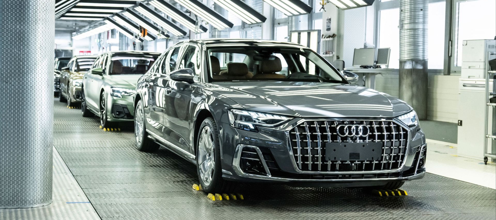 Фото новости: "Количество люксовых автомобилей в России выросло на 22% за 2022 г."