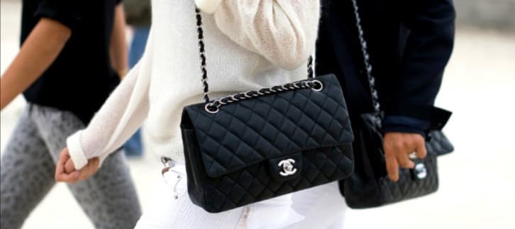 Фото новости: "Chanel подняла цены на популярную модель сумки на $3000 за три года"