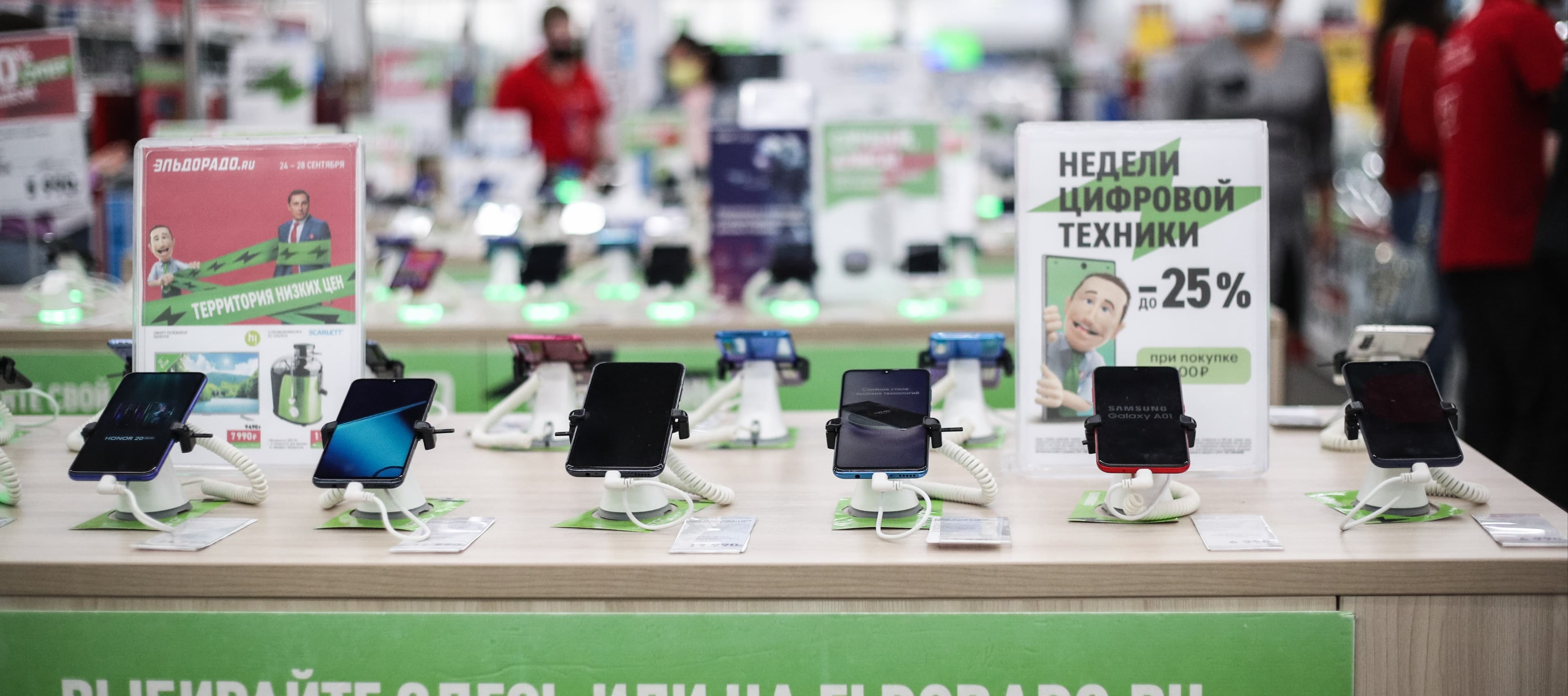 Фото новости: "В России продажи смартфонов за 11 месяцев превысили показатель всего 2022 г."