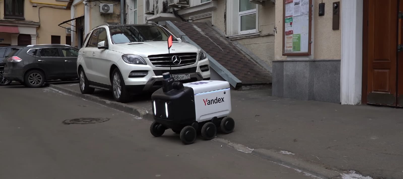 Фото новости: "«Яндекс» начал сдавать роботов-доставщиков в аренду жилым комплексам"