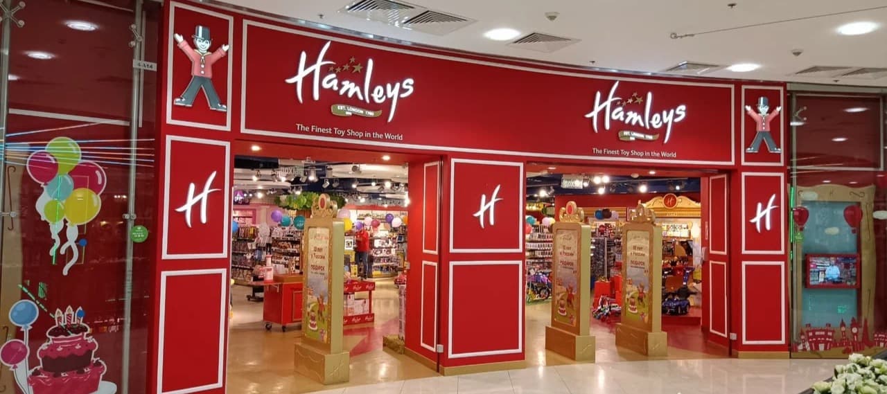 Фото новости: "Магазины детских игрушек Hamleys в России начали переименовываться в «Винни»"