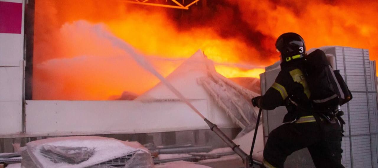 Фото новости: "РБК: сгоревший склад Wildberries в Шушарах не был застрахован"