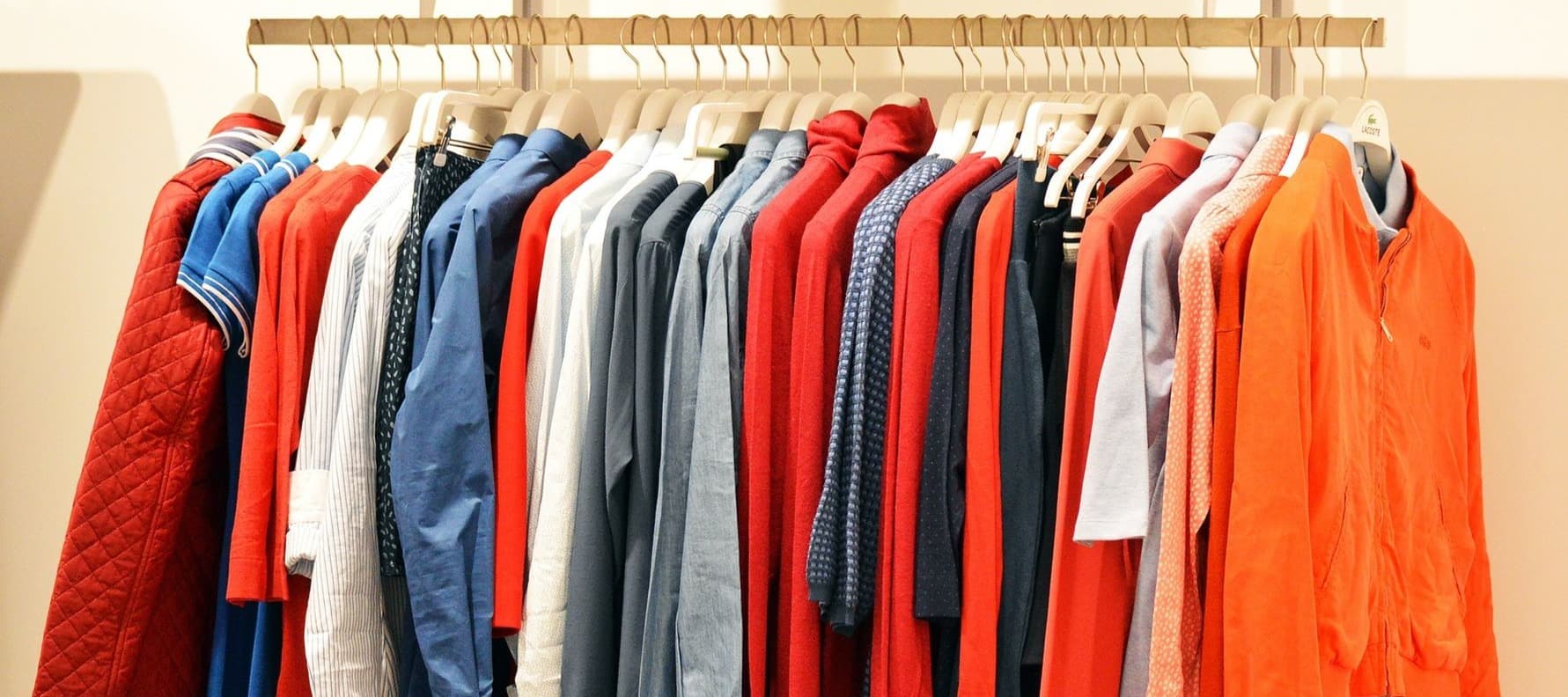 Фото новости: "Россияне снизили траты на одежду в офлайн-магазинах на 4-6%"