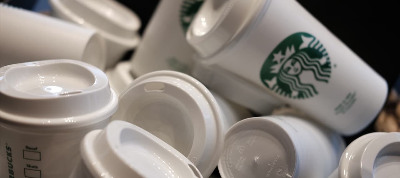 Фото новости: "Starbucks хочет постепенно избавиться от одноразовых стаканов"