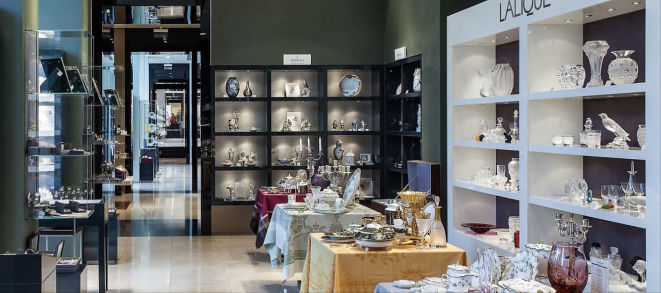 Фото новости: "На месте Dior и Rolex на Невском проспекте откроются магазины фарфора и нижнего белья"