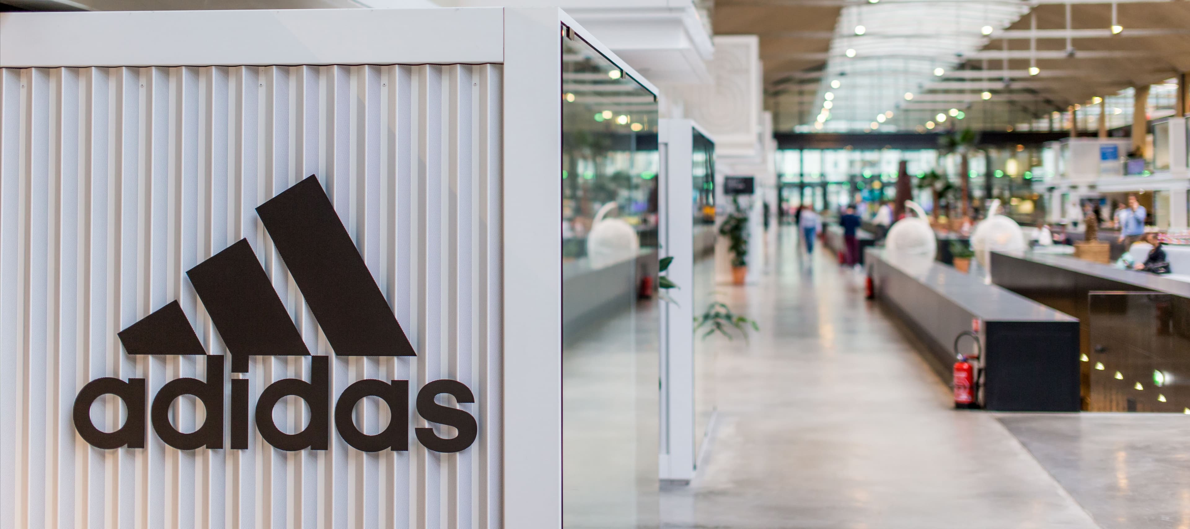 Фото новости: "Adidas понесла годовой убыток впервые за 32 года"