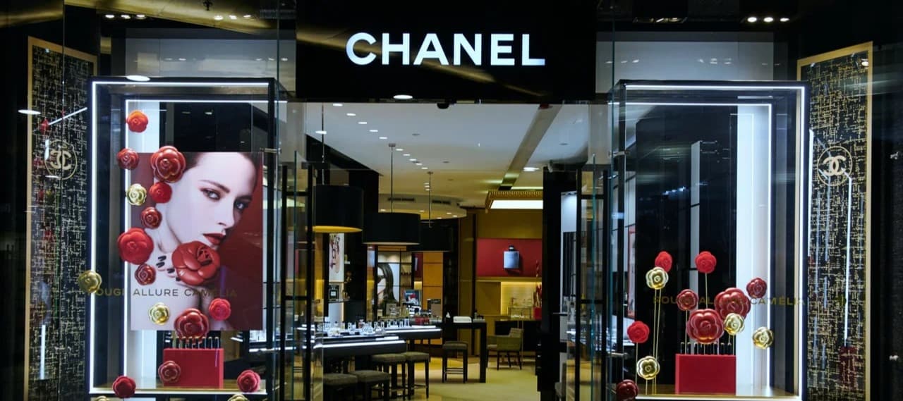 Фото новости: "Chanel обсуждает расторжение договоров аренды российских магазинов"