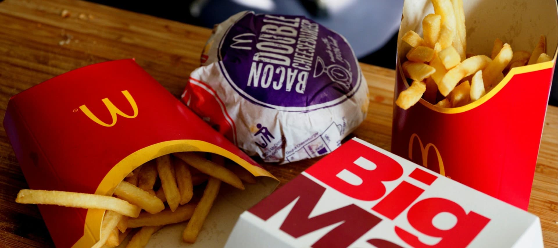 Фото новости: "McDonald's в США опасается потерять посетителей с низкими доходами"