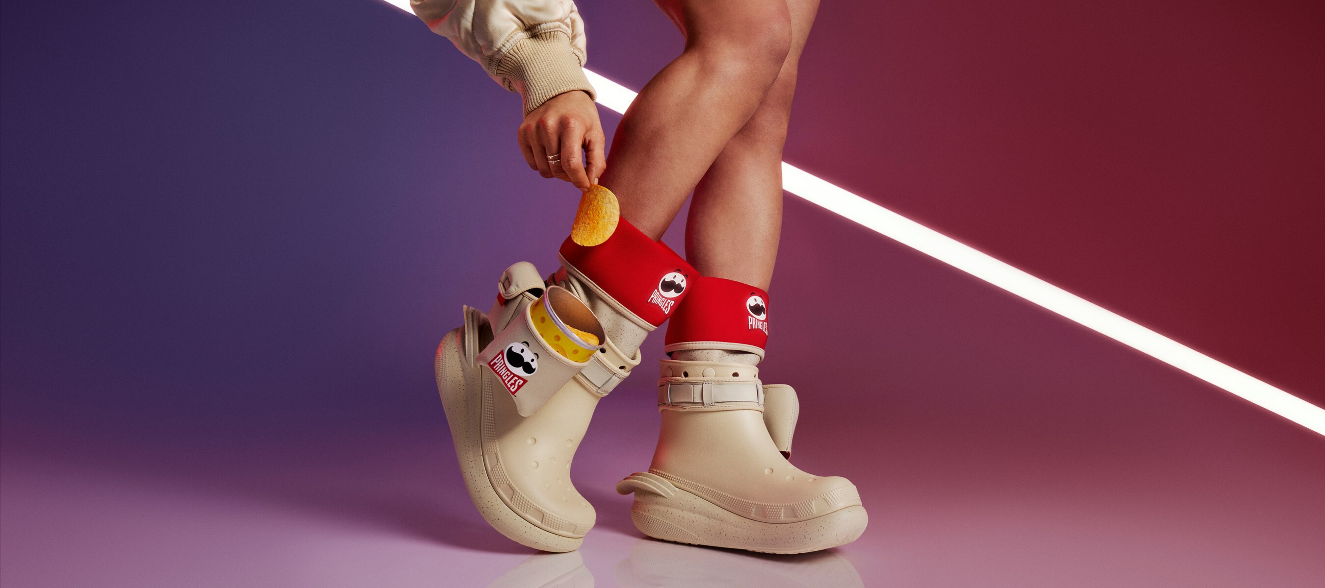 Фото новости: "Crocs и Pringles выпустили совместную коллекцию обуви"