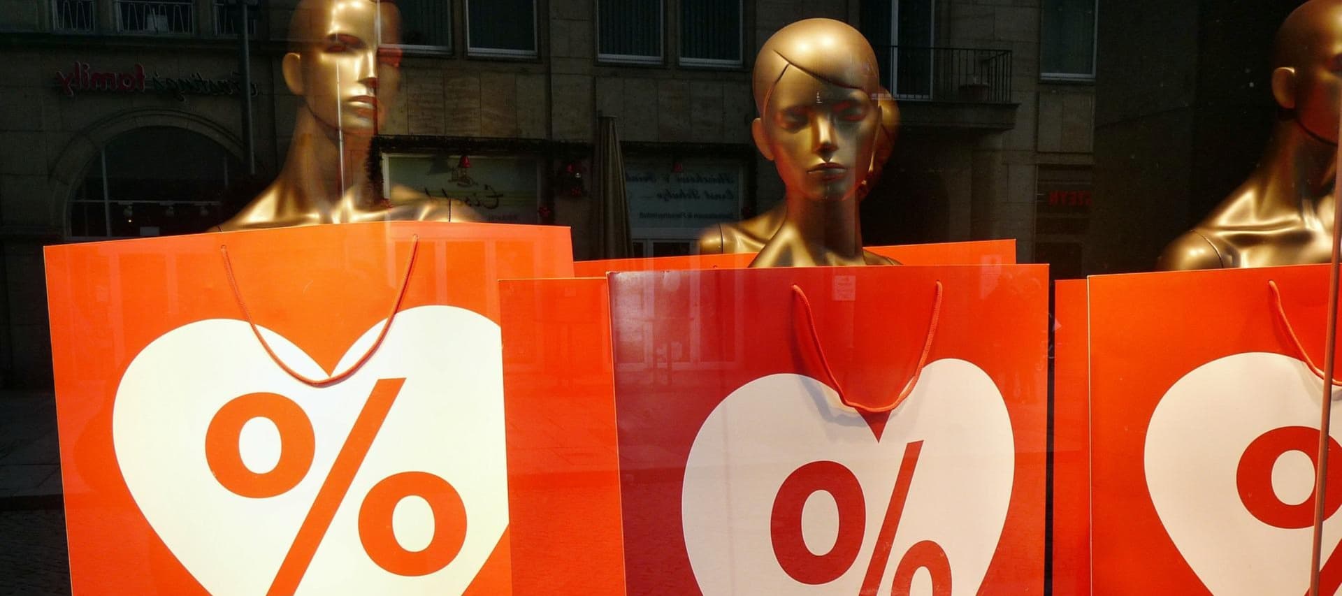 Фото новости: "Магазины одежды и электроники начали снижать цены"