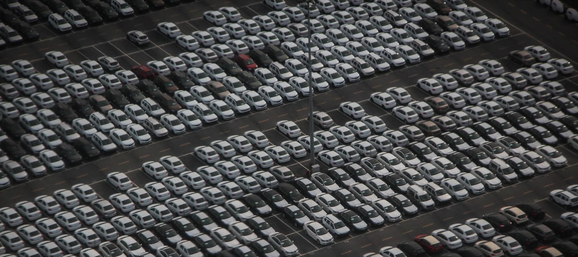 Фото новости: "Дилеры ждут падения продаж новых автомобилей в России в 2-3 раза за год"