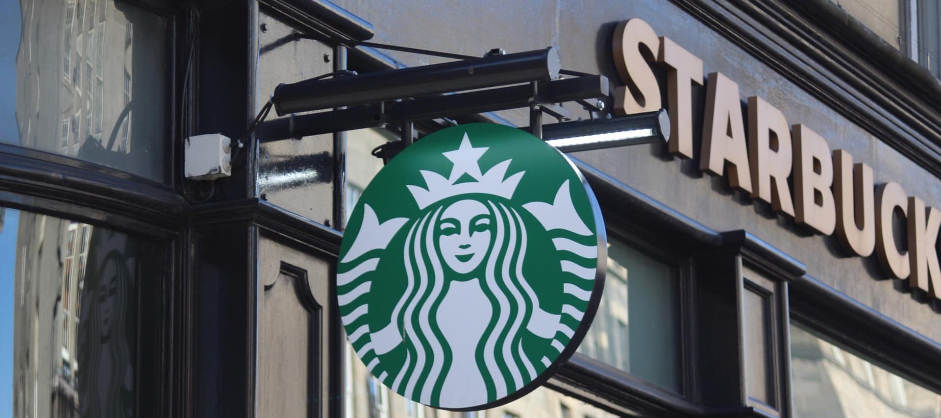 Фото новости: "Starbucks пообещал вернуть деньги с российских карт лояльности"