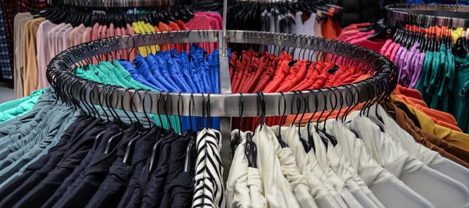 Фото новости: "Закрывшие магазины иностранные бренды одежды начали распродавать стоки"