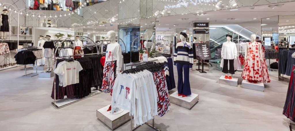 Фото новости: "H&M начала расторгать договоры аренды российских магазинов"