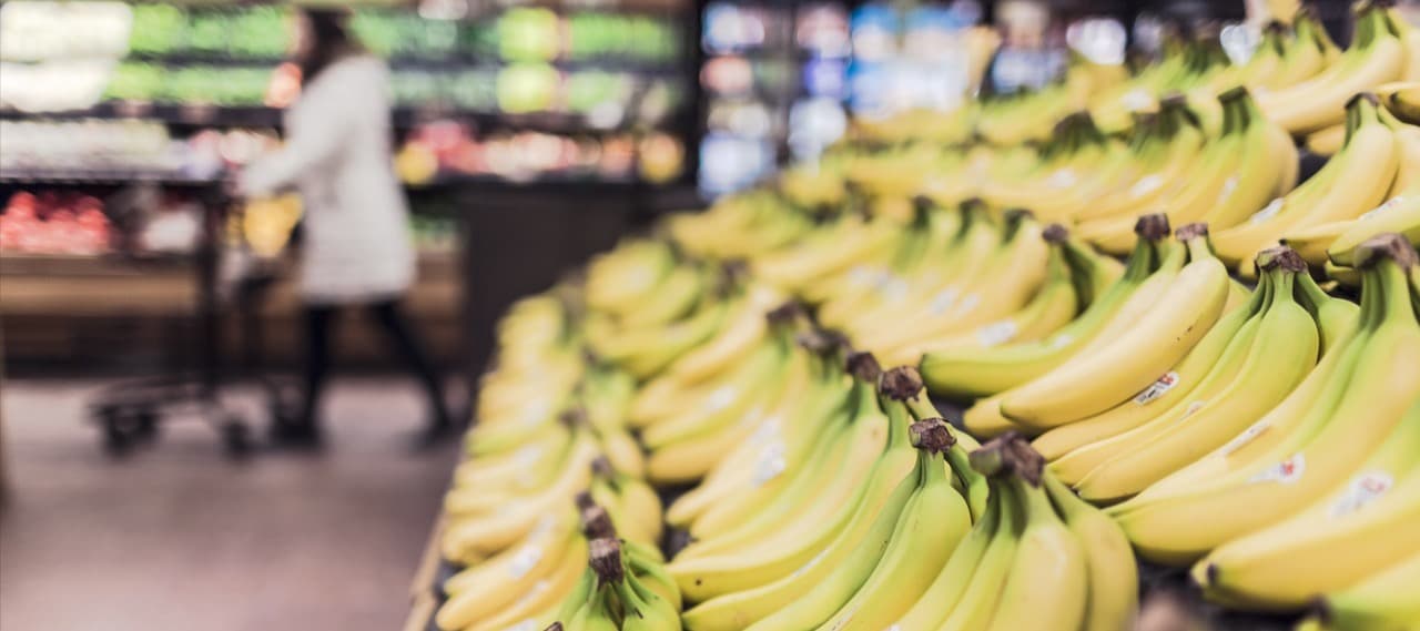 Фото новости: "Ритейлеры предложили снизить НДС на товары первой необходимости и бананы"