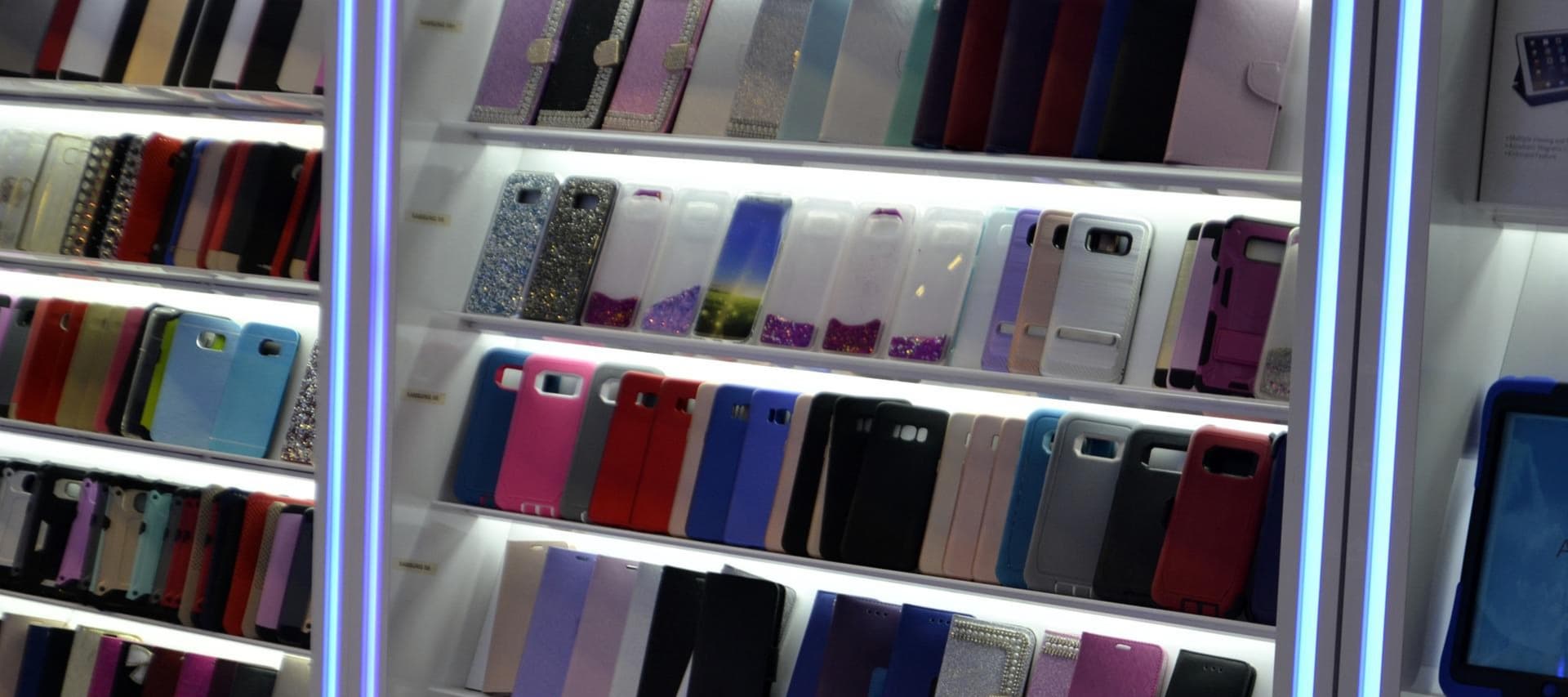Фото новости: "Продажи смартфонов в России упали на 30%"