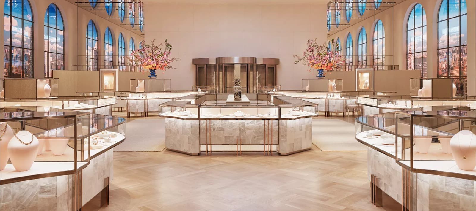 Фото новости: "Tiffany & Co открыла флагманский магазин в Нью-Йорке после реставрации"