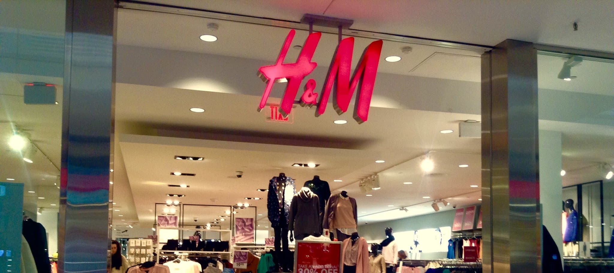 Фото новости: "Владельцы российских ТЦ грозят сорвать распродажу H&M"