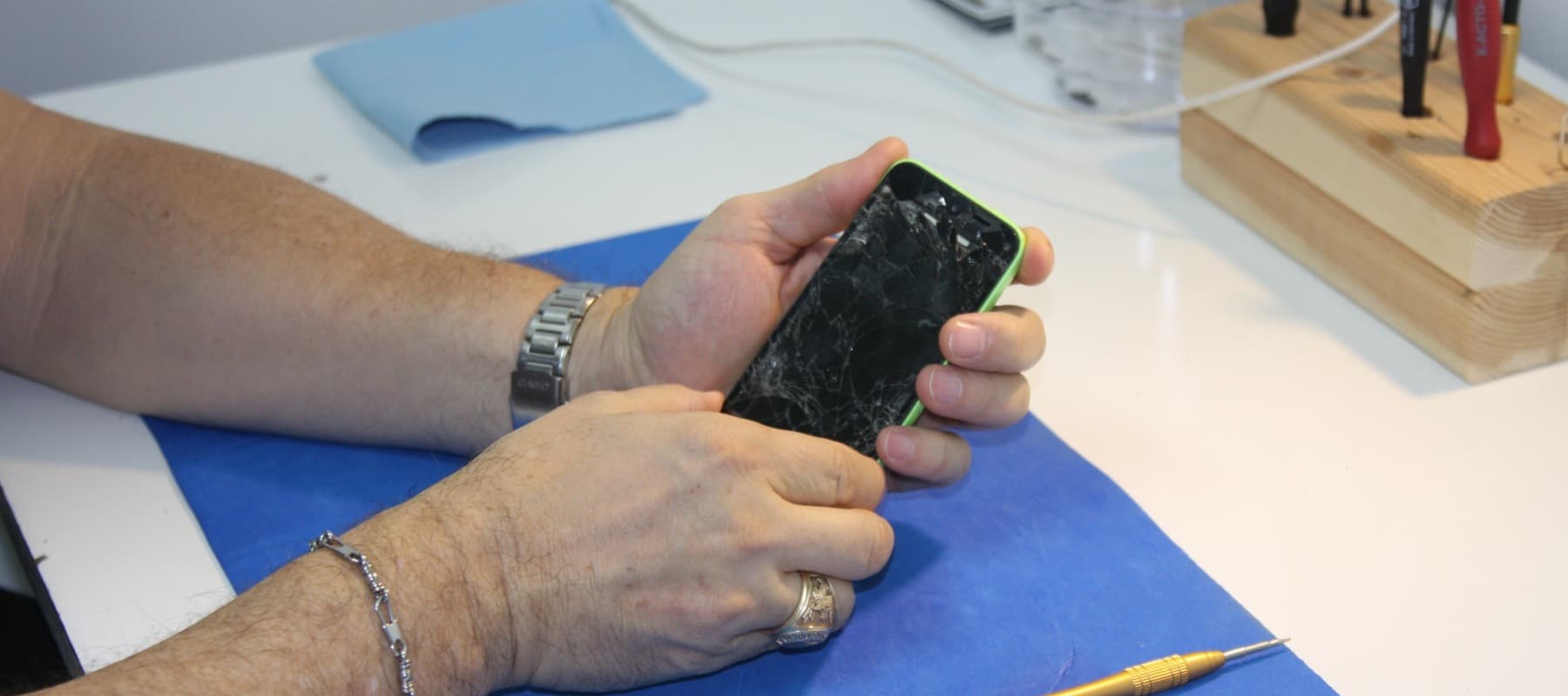 Фото новости: "Samsung начала продавать наборы для самостоятельного ремонта смартфонов"