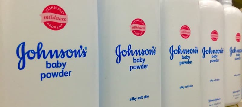 Фото новости: "Johnson&Johnson прекратит продажи детской присыпки на основе талька во всем мире"