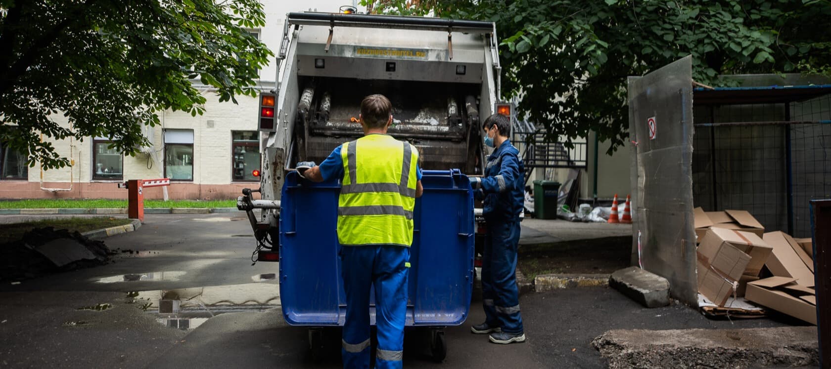 Фото новости: "Россиянам могут запретить выбрасывать старую одежду в мусорные контейнеры"