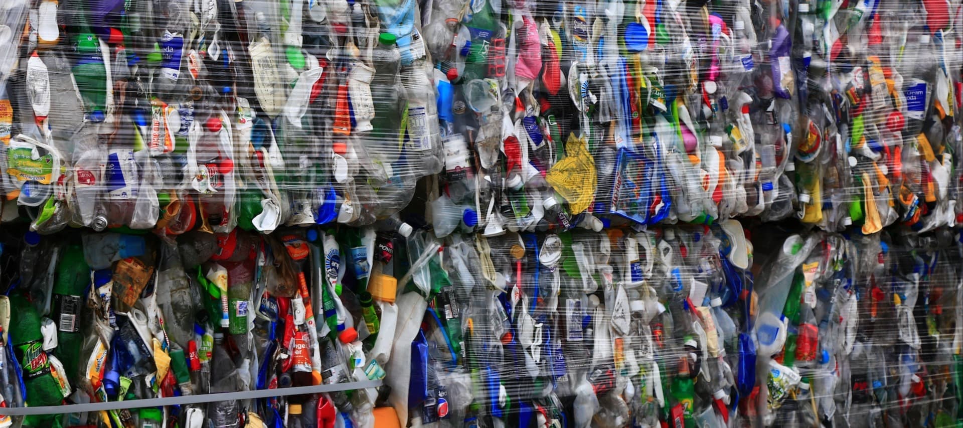 Фото новости: "Бизнес просит запретить только оборот пластиковых бутылок ярких цветов"