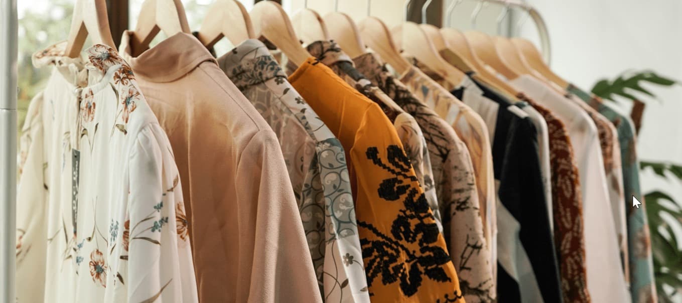 Фото новости: "«Авито» запустил проект по перепродаже подержанной брендовой одежды"