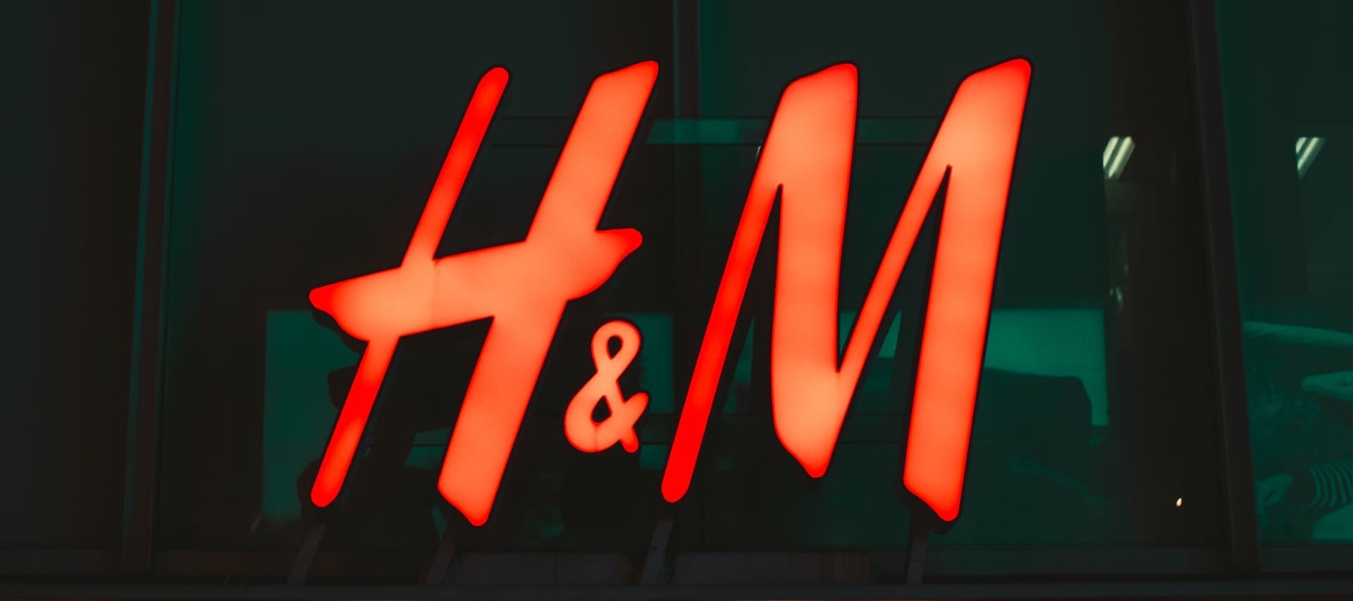 Фото новости: "СДЭК начал доставлять товары H&M в Россию"