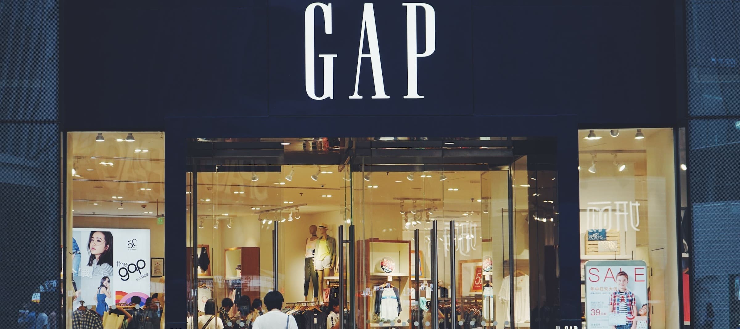 Фото новости: "Reuters: Gap четыре месяца продолжала поставки одежды в Россию после объявления об их приостановке"