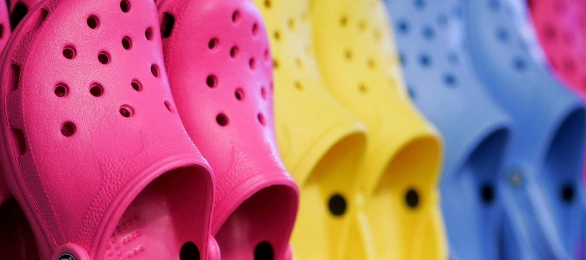 Фото новости: "Crocs покупает итальянский обувной бренд Heydude"