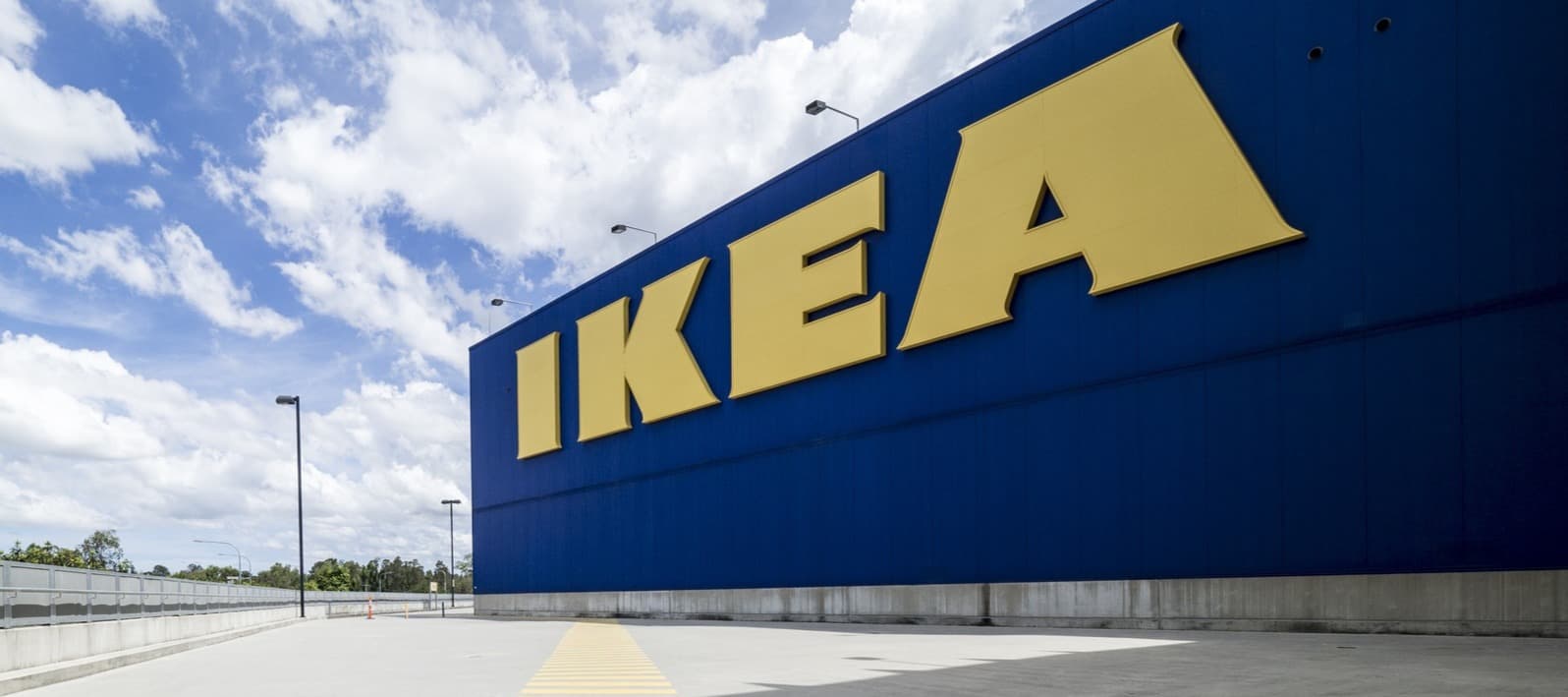Фото новости: "Ikea начала снимать вывески с заводов в России"