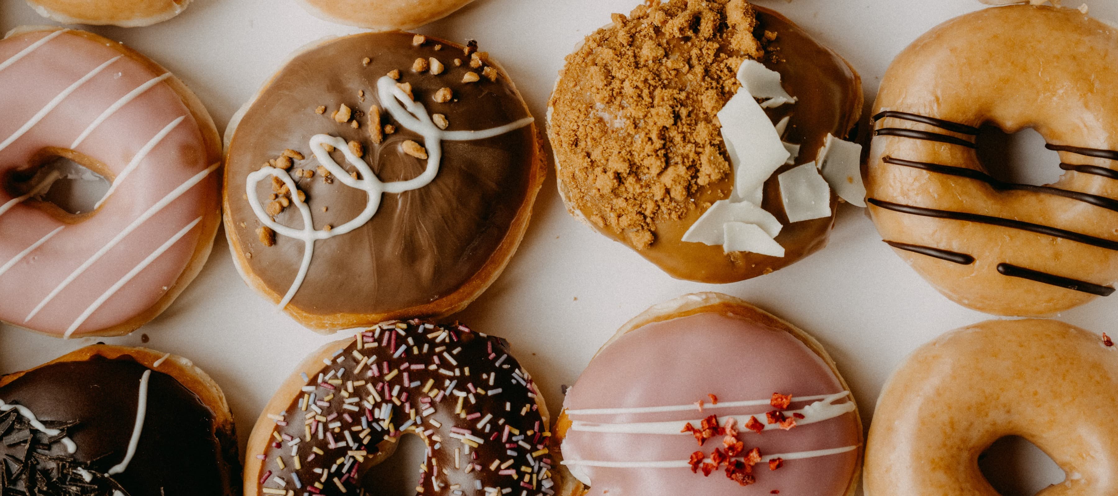 Фото новости: "Ресторатор Новиков запустил сеть пончиковых на точках ушедшей из России Krispy Kreme"