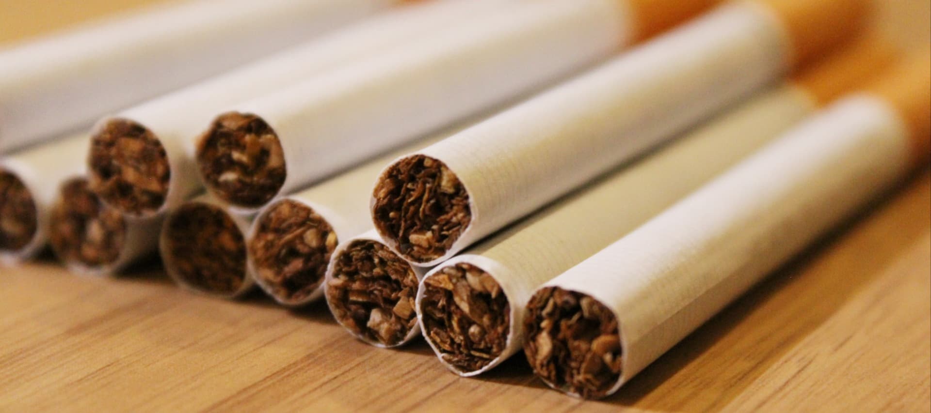 Фото новости: "«Ромир»: россияне готовы покупать нелегальный табак при росте цен"