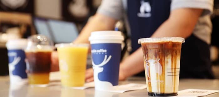 Фото новости: "Акции китайской сети кофеен Luckin Coffee выросли после продажи латте с алкоголем"