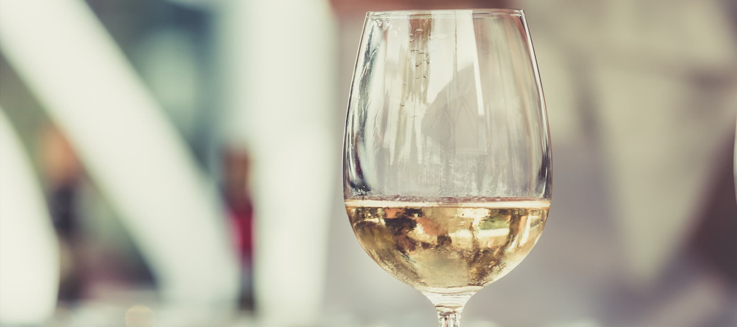 Фото новости: "Продажи белого вина в России впервые превысили продажи красного"